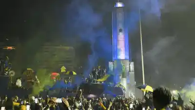 Central armó su fiesta en el Monumento y un nombre se llevó todos los cantos