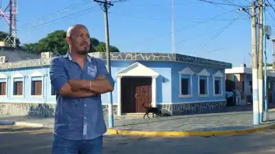 Le facturaron un violín y un colectivo a un kiosco: el escándalo que tiene contra las cuerdas al intendente de Fraile Pintado