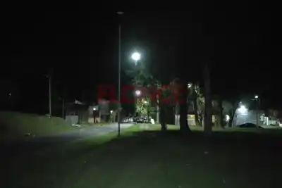 Vecinos de Paraná ya saben lo que es levantarse sin luz: ahora la plaza volvió a quedar a oscuras