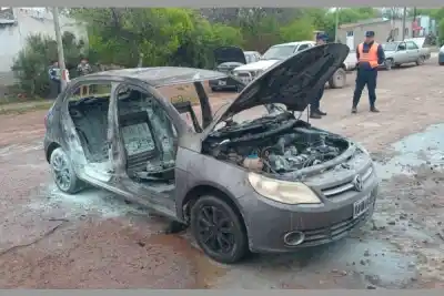 Estaba soldando el auto de un cliente y un detalle del clima lo convirtió en una bola de fuego