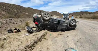 Volvían de Neuquén y la camioneta terminó con las ruedas para arriba: el detalle que los salvó