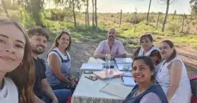 Recorre 120 km por día para dirigir una escuela rural: lo que hizo adentro cambió todo