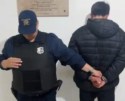 Una riña en plena calle terminó con dos jóvenes demorados y un detalle que llamó la atención de la Policía