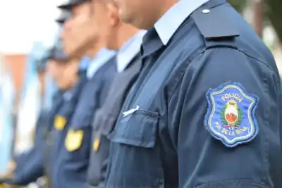 Les sacaban las tarjetas a sus propios compañeros y algo más: dos policías quedaron en la calle
