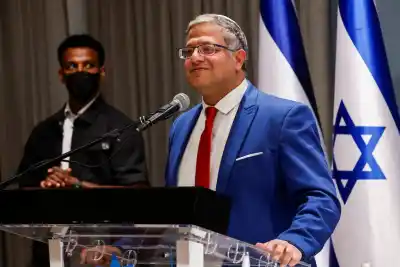 Un vuelo a Tel Aviv aterrizó de urgencia en Arabia Saudita y un ministro israelí apuntó a un intento de atentado