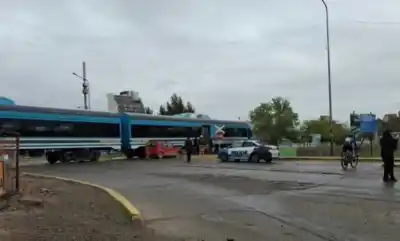 El tren no frenó a tiempo: el descuido que terminó con un auto incrustado en las vías