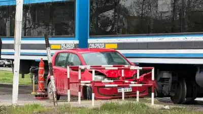 El tren venía de Cipolletti y el auto cruzó: el conductor no lo vio y todo terminó sobre las vías