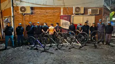 Iban en bicicleta a robarle el celular a una mujer: la patrulla los esperaba a la vuelta