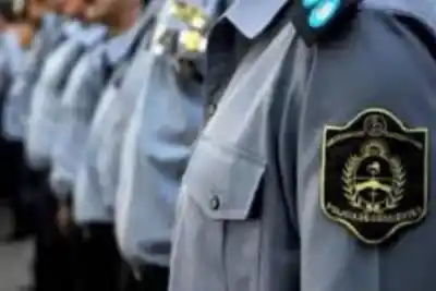 Entró a la comisaría con su bebé en brazos y sin poder respirar: lo que hicieron los policías en segundos