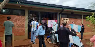 Encerrados con candado: padres y alumnos coparon la EPET 45 y nadie les abre la puerta