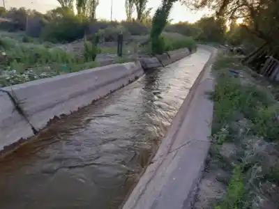 Pedía ayuda a los gritos mientras el canal lo arrastraba: un policía salió a la carrera y lo alcanzó