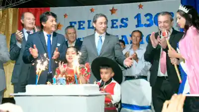 Nueva Francia sopló 136 velitas y diez familias recibieron la llave de su casa