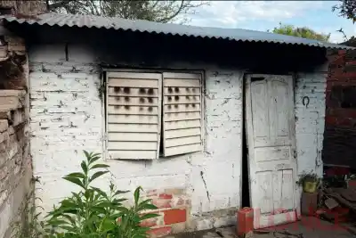 Un vecino escuchó gritos, entraron con baldes y lo encontraron en el baño