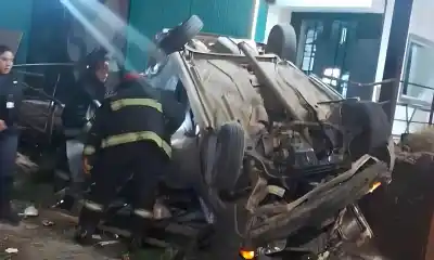 Volcó a toda velocidad en la costanera de Comodoro y el acompañante quedó atrapado