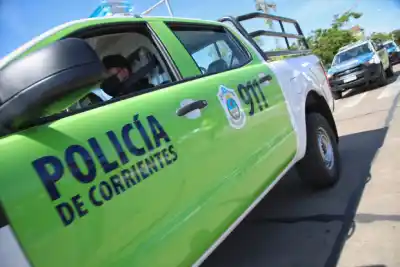Un bebé de un mes no podía respirar y sus padres entraron desesperados a la comisaría: lo que hicieron los policías
