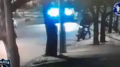 Empujaba una moto por una avenida de Jujuy: lo que vieron las cámaras lo dejó sin salida