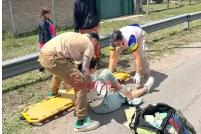 Iban en moto por la Ruta 1 y todo terminó con los dos en el hospital: qué pasó adentro del rodado