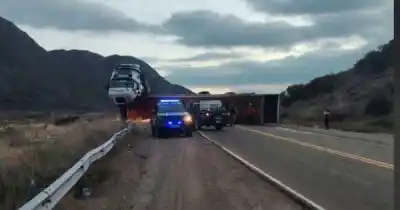 Volcó un camión en Potrerillos: el detalle que apareció cuando quisieron sacarlo