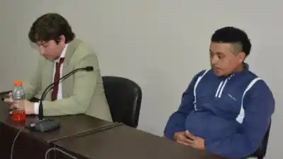 Lo esperaban en la calle y salió corriendo: lo que encontraron después lo hundió
