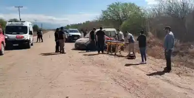 Volcó una Kangoo en la ruta vieja a Tala: dos personas siguen atrapadas adentro