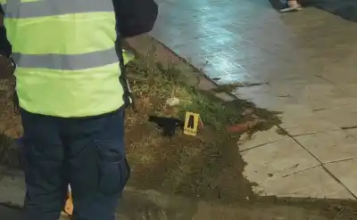 Lo esperaron con un cuchillo para sacarle la moto, pero él sacó algo que no esperaban