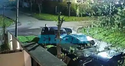 Estacionó la camioneta frente al club y la cámara captó todo: el "robaruedas" que dejó a los vecinos en alerta