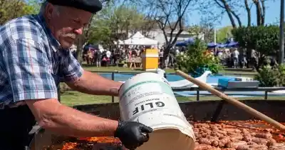 Cocinaban los chorizos de la fiesta y algo en los baldes encendió todas las alarmas