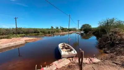 Vecinos y autoridades trabajan sin descanso para contener el avance del agua en una comunidad