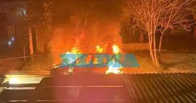 Ardía a las 2:30 de la mañana en una zona residencial y nadie sabe cómo empezó