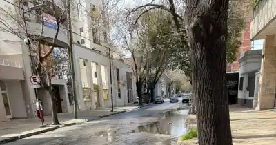 Vecinos de Plaza Paso hartos de una pérdida de ABSA que no se detiene