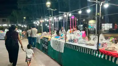 Más de 30 emprendedores locales protagonizaron una feria especial que transformó la plaza