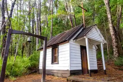El rincón del lago Lácar donde una capilla de madera guarda una historia que pocos conocen