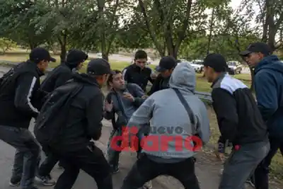 Terminó su jornada y lo rodearon entre diez: dos nombres aparecen en la denuncia