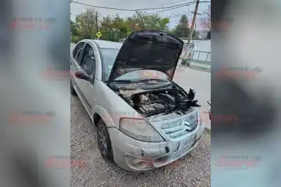 Iba por el Puestito de San Antonio cuando su auto empezó a echar humo: lo que hizo después evitó lo peor