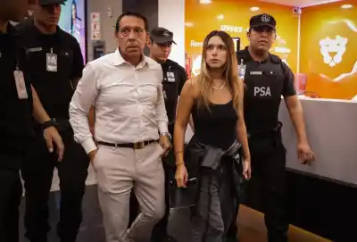 Padre de argentina acusada de racismo en Brasil protagoniza polémico video imitando gestos ofensivos