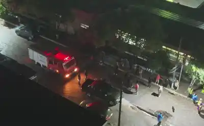 Una camioneta quedó atrapada en pleno temporal y los Bomberos tuvieron que salir a rescatarla