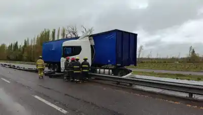 Dos camiones, un auto y una maniobra en plena lluvia: el caos que complicó la Ruta 22