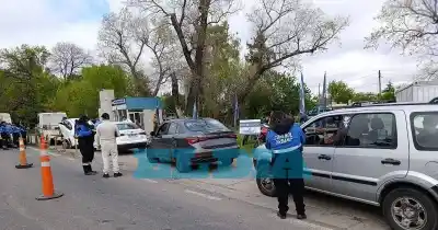 Retén sorpresa en la bajada de la Autopista: más de 15 autos terminaron en el playón