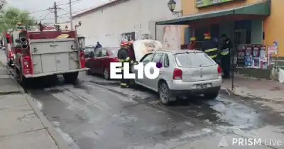 Un auto ardió en pleno centro de Salta y el conductor no se daba cuenta: lo que hicieron los comerciantes