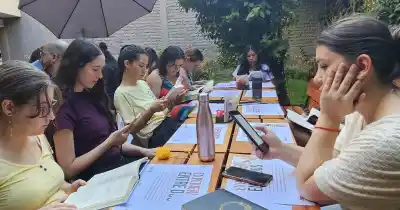 El plan del Silent Book Club que cambia el silencio por voces en la Feria del Libro