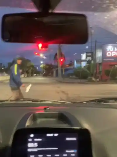 Le dijo que no al trapito en pleno semáforo y no imaginó lo que pasó después