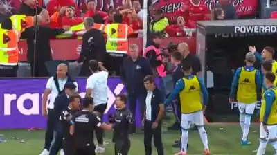 Un clásico que se calentó antes del descanso: la tensión estalló en las plateas