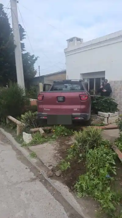 Una mujer de 60 años perdió el control de su camioneta en Comodoro: lo que frenó el vehículo a centímetros del ventanal