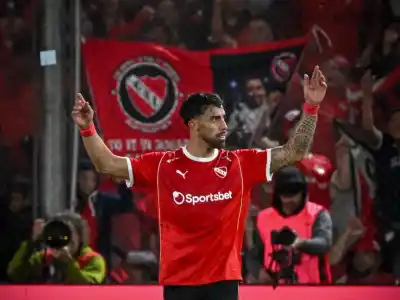 Un clásico que se detuvo por los incidentes en la platea y un penal que quedó en el recuerdo