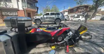 Iba en motoambulancia con la sirena encendida y terminó internado en el El Carmen