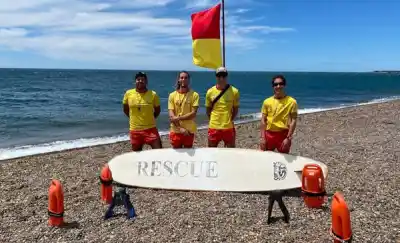 Puerto Madryn busca guardavidas: hay tiempo hasta el 20 de octubre, pero hay un requisito que deja a muchos afuera