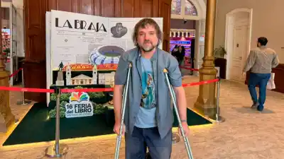 El Padre Pepe llegó a la Feria del Libro con un grupo de chicos y algo que no se esperaba nadie