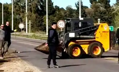 Un choque de camiones dejó un rastro peligroso en la Ruta 22: los detalles que nadie vio