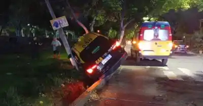 Robaron un taxi a punta de pistola y terminaron estrellados: así fue la captura de los dos sospechosos