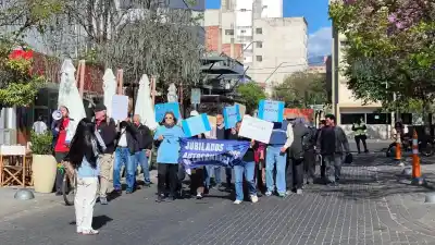 90 marchas y un mismo cartel: los jubilados catamarqueños le apuntan a Milei y Jalil